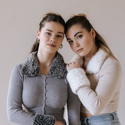 PHOTO-2023-03-24-19-01-01 Kraagje en manchetten van de Durable Furry, ontworpen door coloursoflife.nl voor Durableyarrn.com