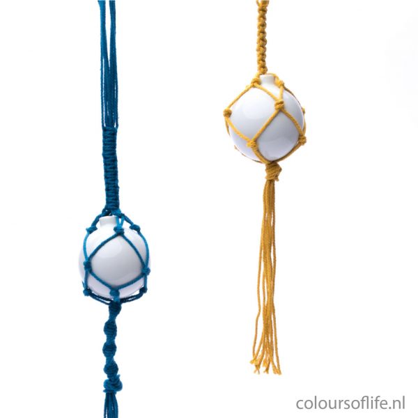 kerstbalhanger uit boek macrame nieuwe style van coloursoflife.nl