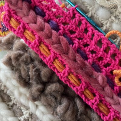 Kussen vol variatie. Pakket met diverse wolsoorten en patroon coloursolfie.nl