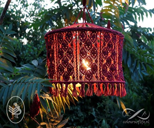 Macramé lamp, trendy met nieuwe durable braided fine draden gemaakt door coloursoflife.nl
