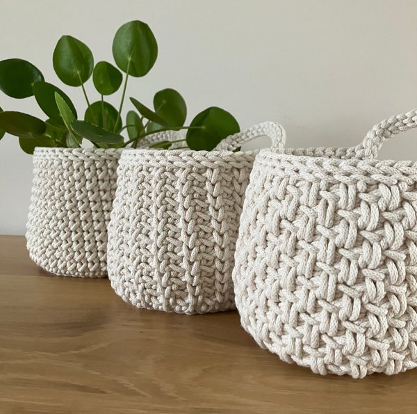 Mandjes gehaakt met durable braided fine, verkrijgbaar in vele kleuren