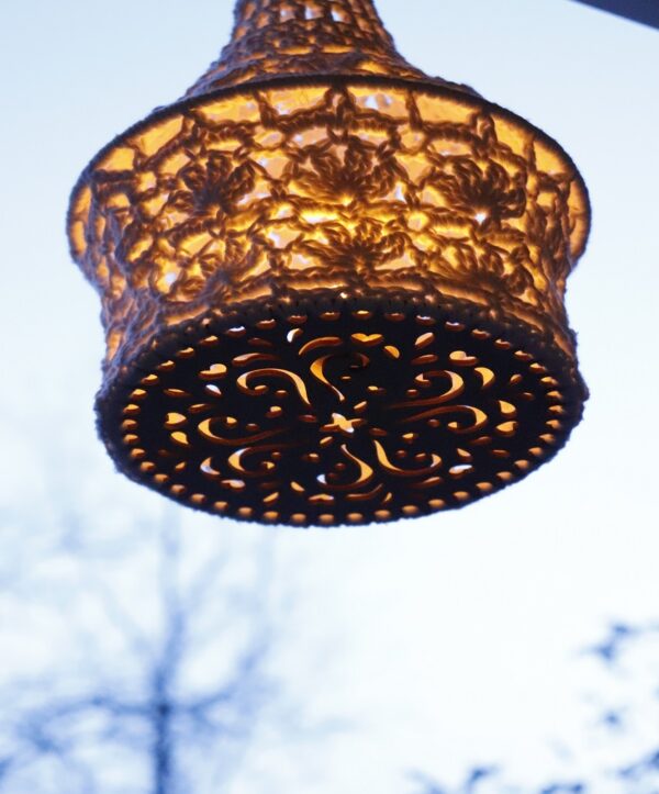 Lampion, deze gehaakte sfeervolle lamp is een ontwerp van coloursoflife.nl voor aan de Haak